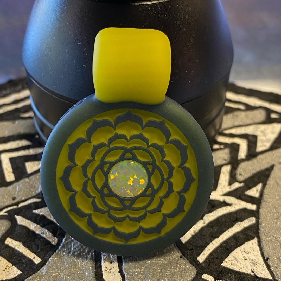 nickhiltbold's tweet image. This beautiful glassmaze pendant features a gorgeous centered opal and incredible colors! Perfect for any occasion and ready to ship today! 

#glassmaze #opal #puffsmokeshop #puffsmokeshopnj