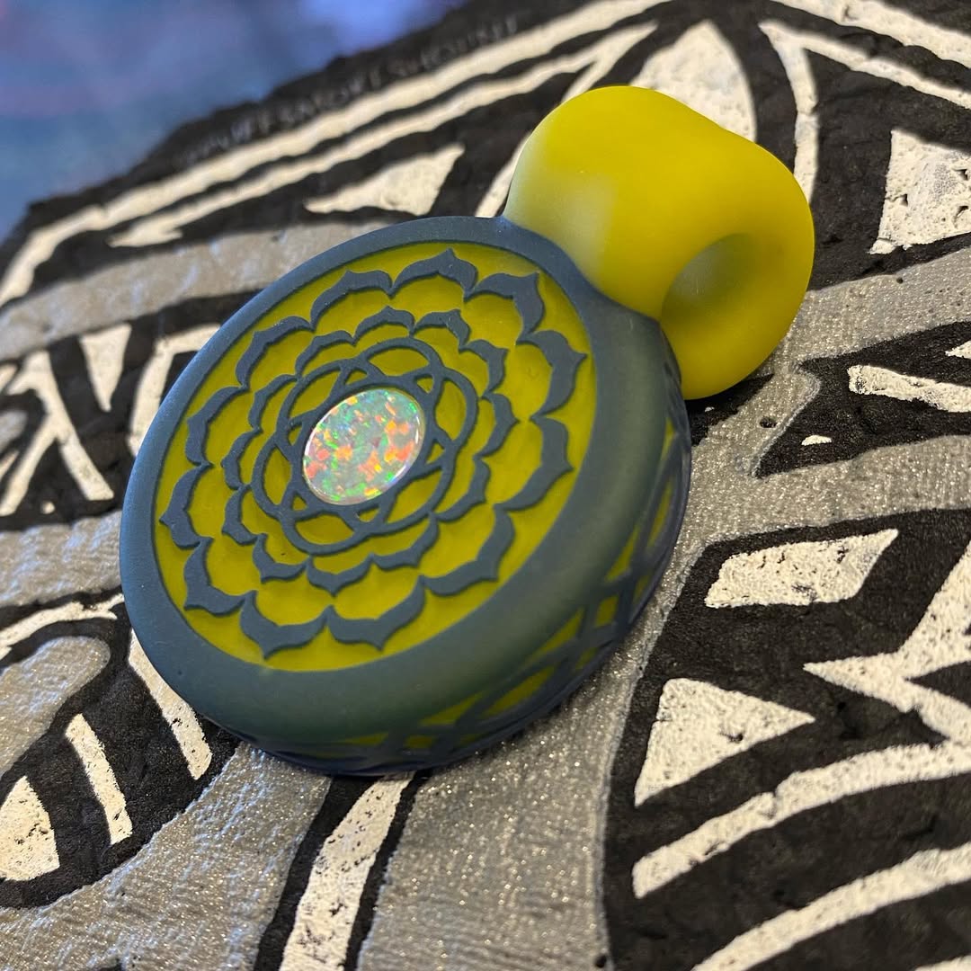nickhiltbold's tweet image. This beautiful glassmaze pendant features a gorgeous centered opal and incredible colors! Perfect for any occasion and ready to ship today! 

#glassmaze #opal #puffsmokeshop #puffsmokeshopnj