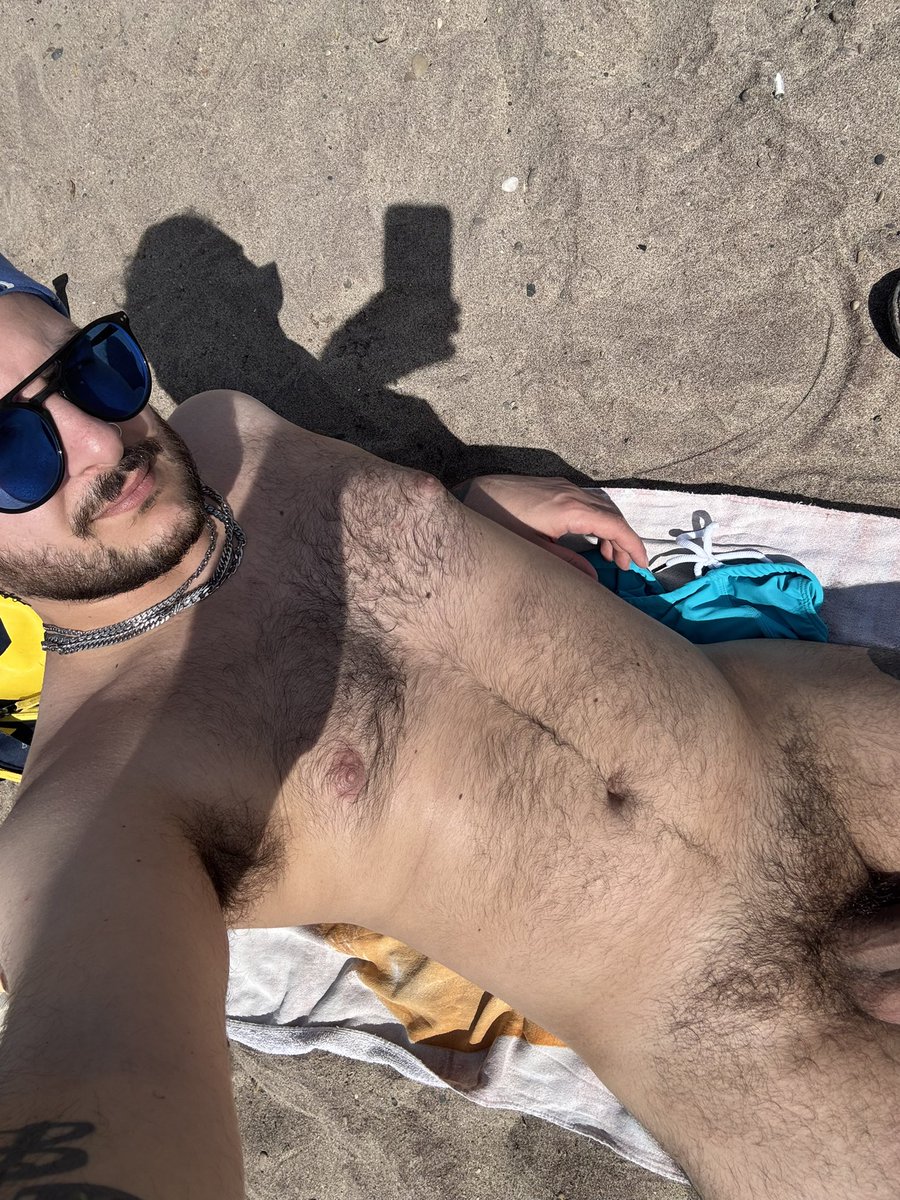 MS199299's tweet photo. Naked beach days 💕 https://t.co/h5vIihpPkr
