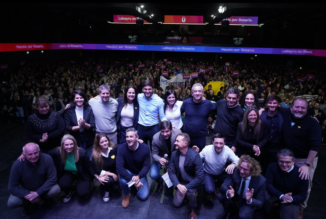 No es la final de la Champions, es un acto de la CASTA MULTIMILLONARIA de Rosario.

Todo esto lo pagas vos, que estás yendo para atrás con tu negocio.

O vos, que con tu sueldo no llegas a fin de mes.