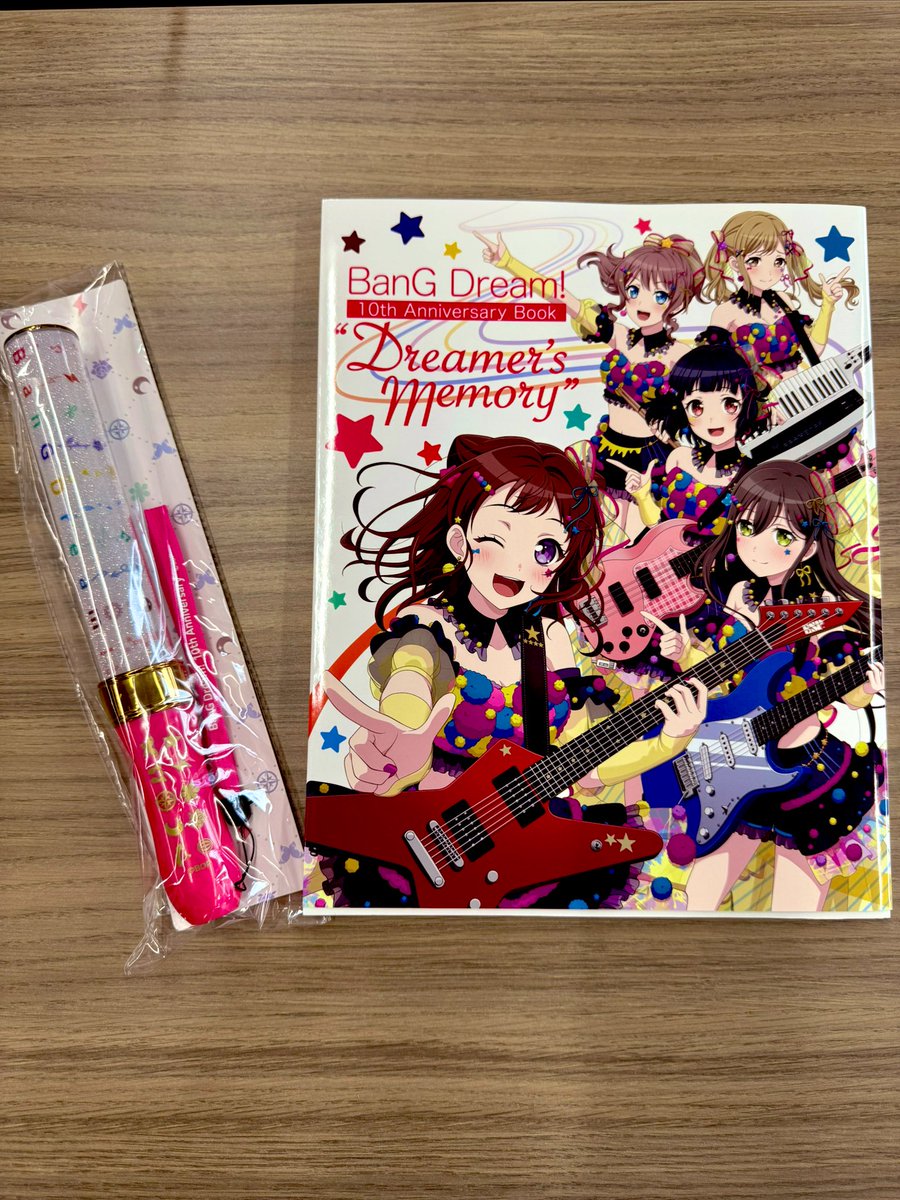 ft_morikawa's tweet photo. 10周年記念本が届いたぞ〜！
大ボリュームで読み応えがすごいので、一旦社内で「メンバーの説明文の一部だけを読んで、誰か当てるゲーム」で遊んでました
10年の歩みを形にしていただき、企画してくれた方に感謝です。
#バンドリ #ガルパ https://t.co/DF1w8Lt6Sb