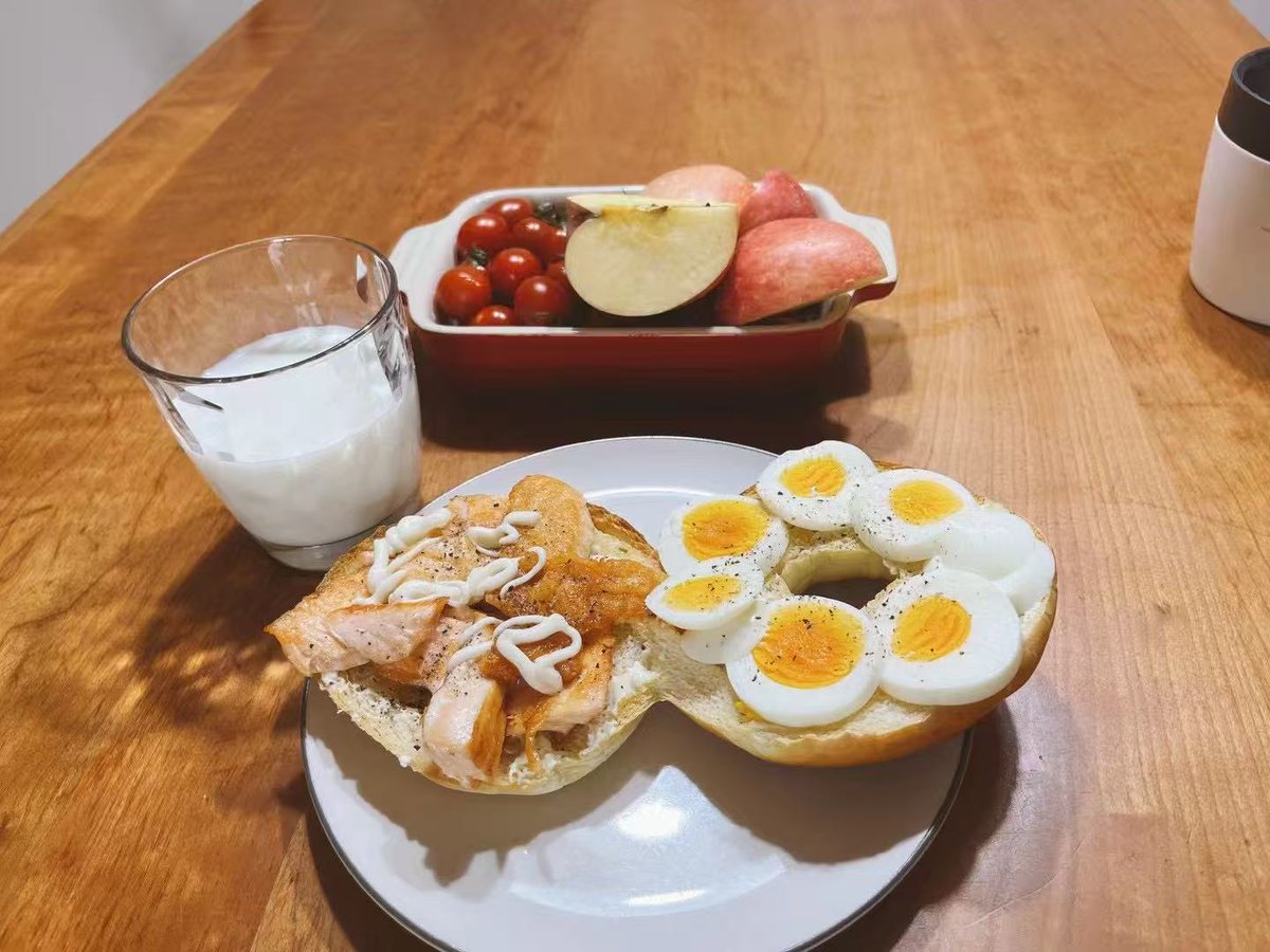 sparkning197906's tweet photo. 今日の子供の朝ごはんは、焼き鮭と卵、チーズのベーグルサンドに、フルーツと牛乳。7品の食材で15分でできたよ。鮭には体にいい脂肪がたっぷりで、子供の目と脳の発達にいいんだ。#朝ごはん #breakfastforkids https://t.co/y1isDupxOF