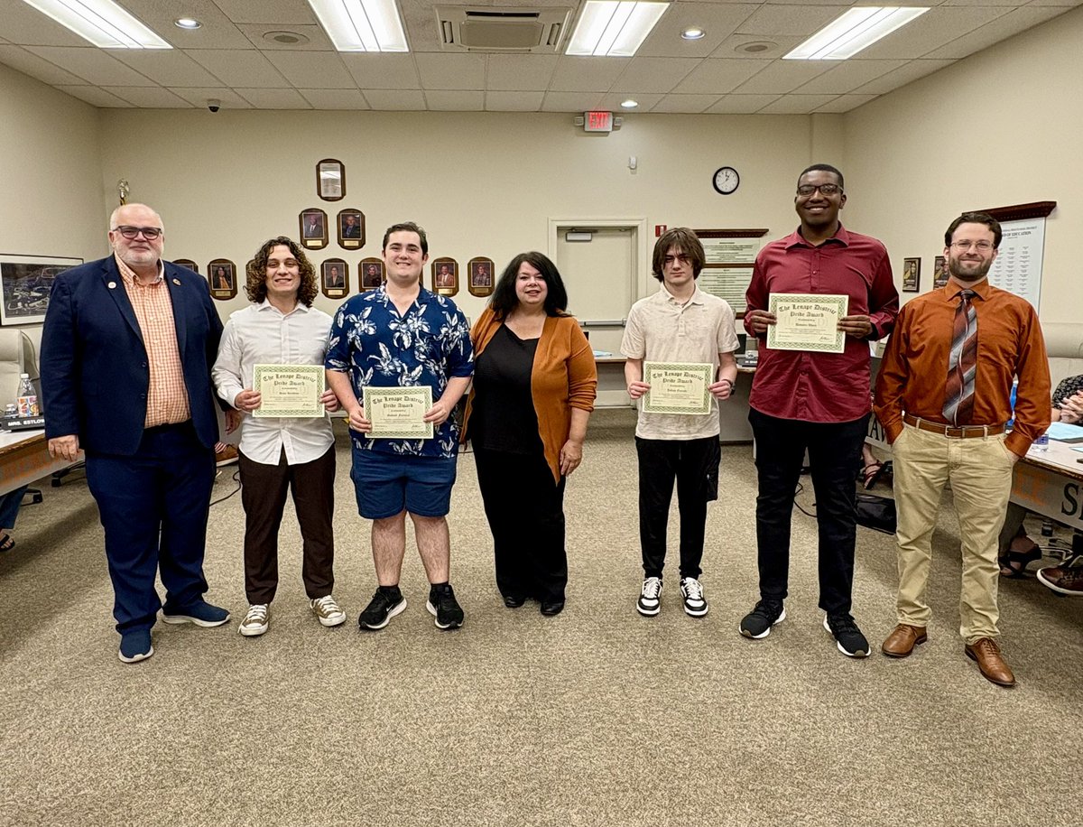 cbeducator's tweet image. Coach Parker returned to the podium to help the Board honor our Spring 2025 NJSIAA Group IV Smash Bros. State Champs! 🕹️🎮
Congrats to Chiefs Julian Curiale, Gabriel Fortuna, Damien Usen &amp;amp; Sam Rendino—E-SPORTS excellence! @ChiefsAthletics @Cherokee_HS