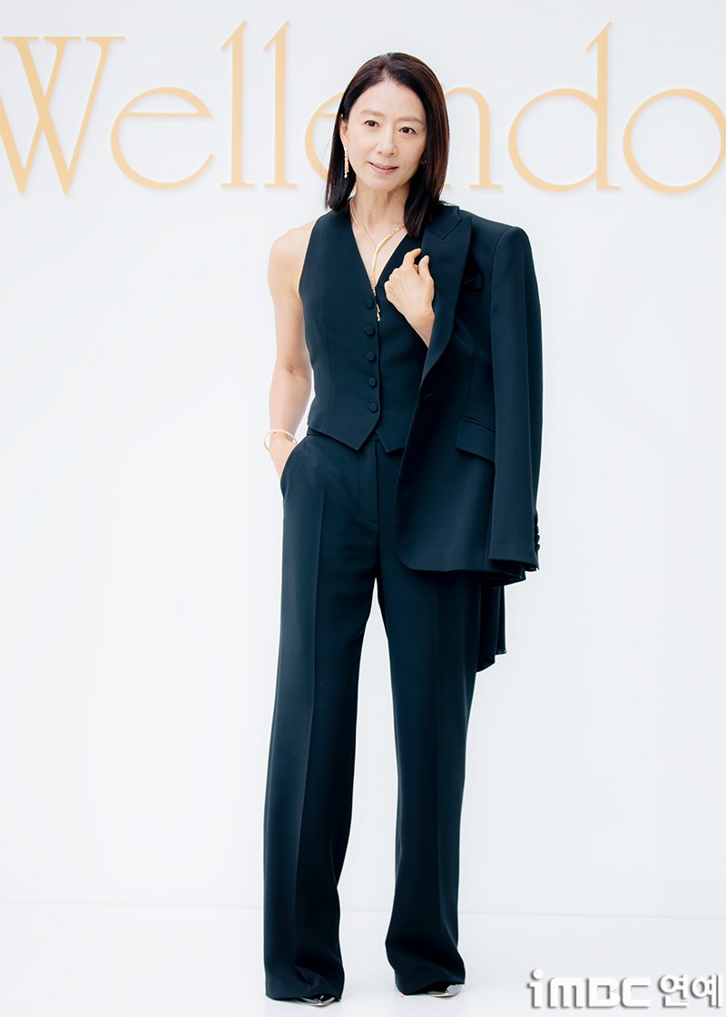 [포토] 김희애, 중년의 멋짐 
#김희애 #KimHeeAe #벨렌도르프
#Wellendorff #포토콜_250626 [iMBC연예]

배우 김희애가 26일 오전 서울 강남구 압구정로데오에 위치한 백화점 앞에서 열린 독일 주얼리 브랜드 오픈 행사에 참석해 포즈를 취하고 있다.

⬇️고화질 Click Plz⬇️
enews.imbc.com/M/Detail/466450