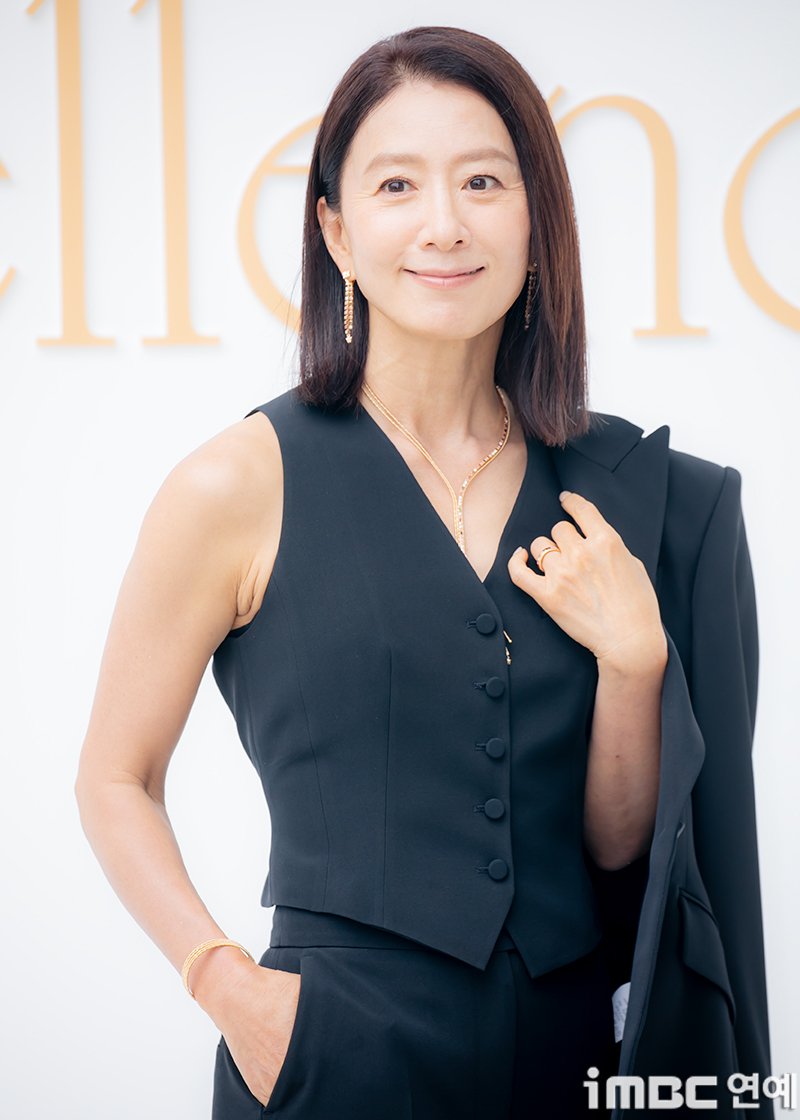 [포토] 김희애, 부드러운 카리스마 
#김희애 #KimHeeAe #벨렌도르프
#Wellendorff #포토콜_250626 [iMBC연예]

배우 김희애가 26일 오전 서울 강남구 압구정로데오에 위치한 백화점 앞에서 열린 독일 주얼리 브랜드 오픈 행사에 참석해 포즈를 취하고 있다.

⬇️고화질 Click Plz⬇️