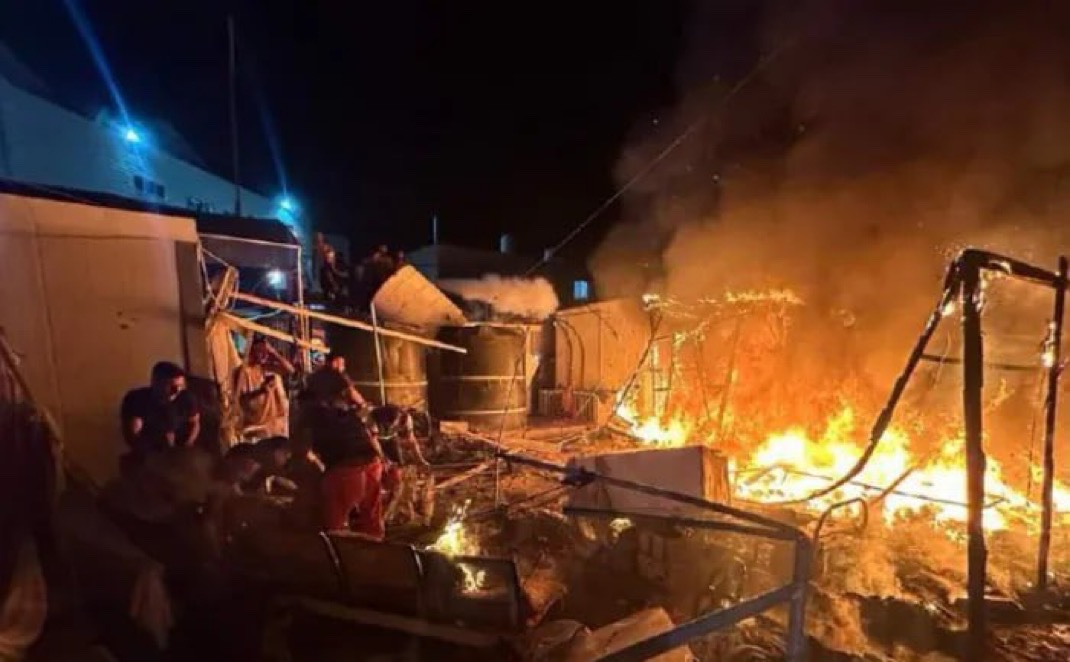 هناك عائلة احترقت بالكامل في خيمتها في غزة تحت هذا الجحيم دون أن يعلم أحد