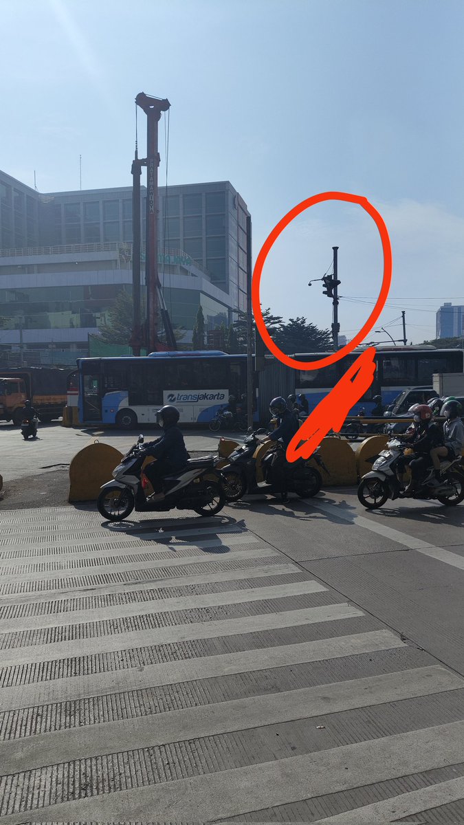 Bus Anda harusnya berhenti di belakang garis <a href="/PT_Transjakarta/">Transportasi Jakarta</a>! Anda liat kan kendaraan lain berhenti sebelum lampu lalu lintas. Bus Anda lihat lampu merah MALAH MAJU!

Belum kadang ada bus lain di belakangnya malah NEMPEL! TOLONGLAH!

Lokasi: sebrang Emporium Mall.