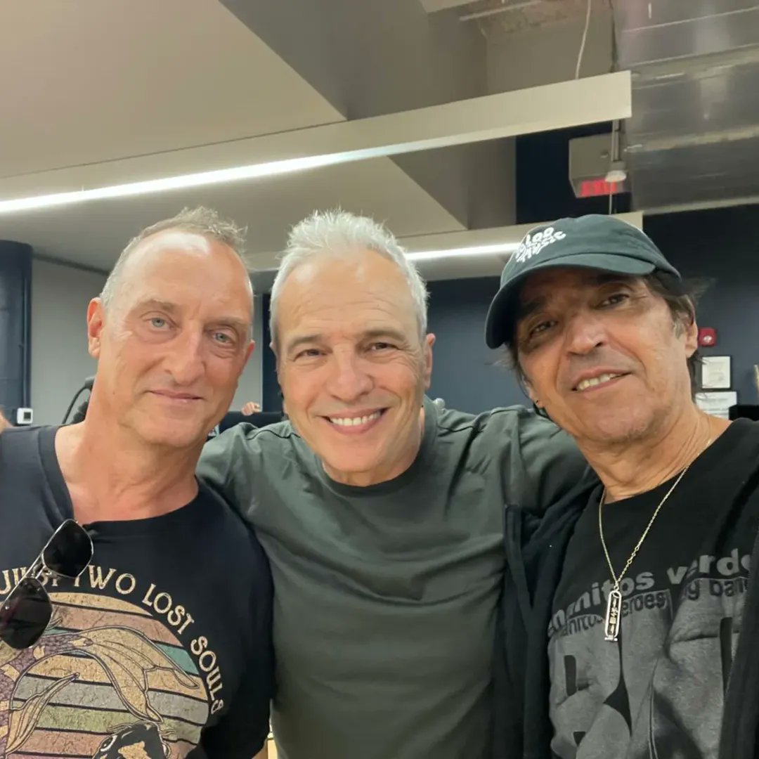 hombresgnet's tweet photo. 🤟 @Dani_Mezquita, @DavidSummersHG y @felipestaiti @HombresG @EnanitosOficial ya están listos.

Mañana arranca la gira "Huevos Revueltos Tour 2" en el Radio City Hall de Nueva York.🗽🇺🇲

Una banda argentina 🇦🇷 y otra española 🇪🇸, unidas por la música y una gran amistad. https://t.co/v7nCegLsCV