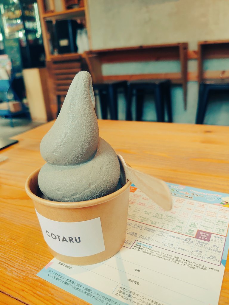 tabekko5's tweet photo. 暑い…
歩いて出勤もキツい季節になったよ…
小樽駅目前に誘惑のように「期間限定 黒ごまソフト」が〜…

COTARUさんで小休憩🍦
めっちゃ黒ごまソフト美味しい😆

小樽市民割もあった👍✨

#小樽喫茶
#ソフトクリーム 
#COTARU https://t.co/tZSuuJT1vr