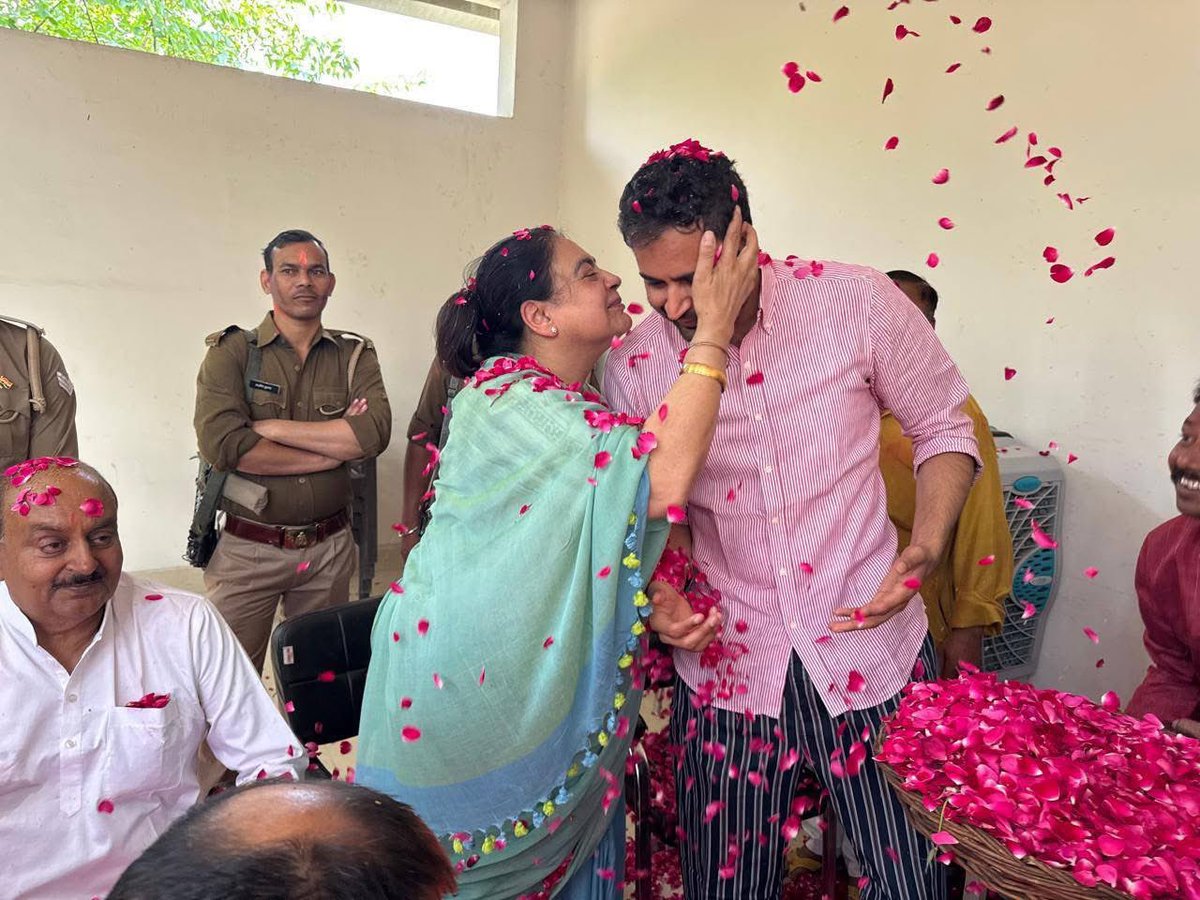 jaydeepbhadauri's tweet photo. भदावर रियासत के राजकुमार, युवाओं के प्रेरणा स्त्रोत 
हम सब की  आन, वान व शान परम आदरणीय डॉ. @tripurdaman सिंह भदावर जी को जन्मदिन की बहुत बहुत बधाई एवं हार्दिक शुभकामनायें 🌹बटेश्वर महादेव की कृपा से आप नित नई ऊँचाई छुएँ ऐसी मनोकामना 🙏🌹
#happybirthday_Hukum🎂🎉 https://t.co/R5sLT6b81X
