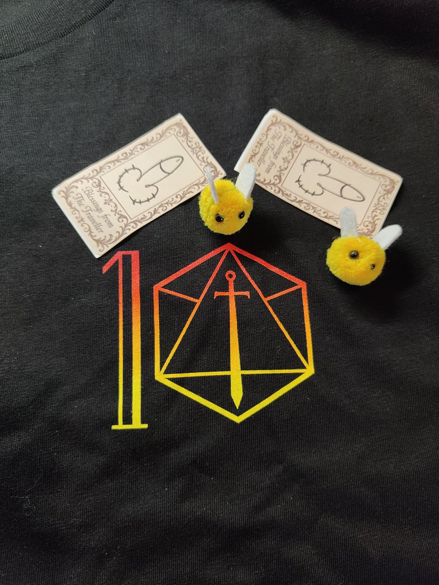 elementeds's tweet image. Ace and I went to Critical Role's one shot here in Melbourne at Rod Laver arena yesterday. 
We stood out in the wind and rain for 2-3 hours. We got a HEAP of merch and met up with friends, it was the BEST NIGHT!

Also, some stranger gave me some Traveller slips. 

Hello, Bees!