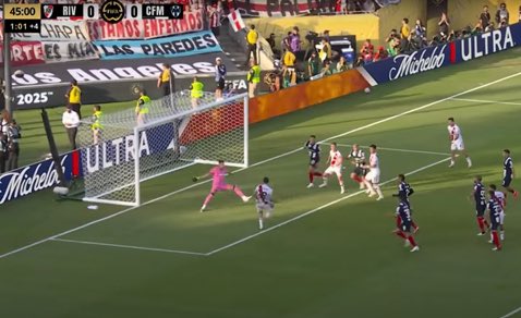 Se erró este gol abajo del arco y ahora se hace echar como un estúpido. Quarta debería ser considerado persona no grata en River.