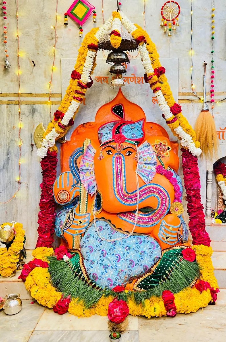 श्री श्री रणथंभौर गणेशजी महाराज तिरला सदा विजयते।

धार जिले के तिरला गांव में विराजमान 'श्री श्री रणथंभौर गणेशजी महाराज' सभी पर अपनी कृपा बनाएं रखें, हर घर-द्वार सुख, शांति और समृद्धि के दीप प्रज्ज्वलित हों; बप्पा के चरणों में यही करबद्ध प्रार्थना है।

जय श्री गणेश देवा गणपति