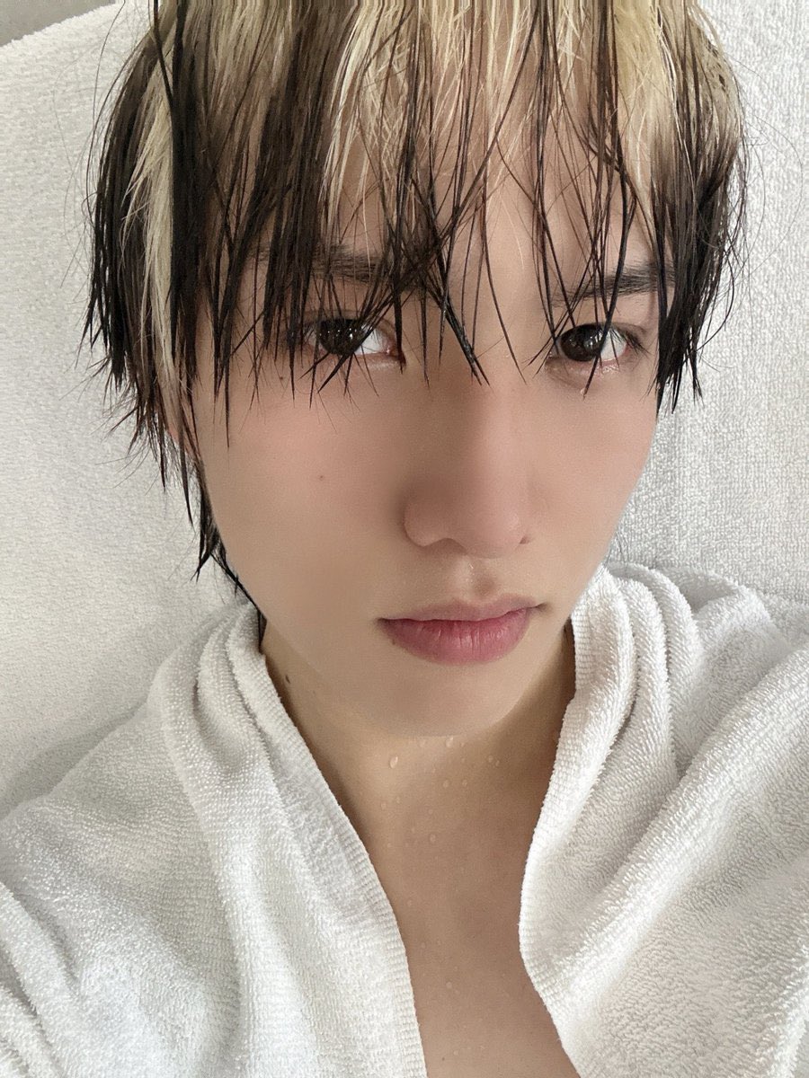 cutieseongbin's tweet photo. the little mole on their lower lip🧎🏻‍♀️ https://t.co/dcAZbNS2oP
