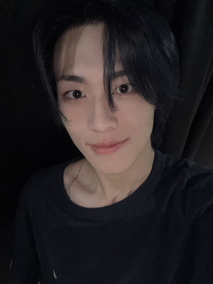 cutieseongbin's tweet photo. the little mole on their lower lip🧎🏻‍♀️ https://t.co/dcAZbNS2oP