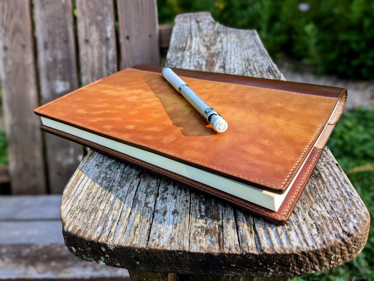 flyingmonk_lg's tweet image. By sheer Providence I happened upon the Horween horse butt used for the main panels of this slip cover, and I've been chasing that ever since. Maybe the most beautiful piece of leather I've ever found. A5 slip cover, Italian cow for the spine and interior.