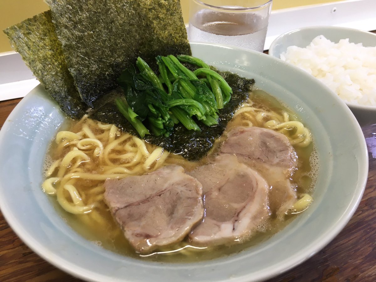 朝からデート呑み🍻してから〆のまこと家
ラーメン＋ほうれん草＋小🍚ﾁｮｯｶﾀｺｲﾒ

メガネ君オペからの助手メガネ君麺上げ
きっちりチョッカタで麺上げされてて💯
朝イチスープながらも濃度は高めで良き
2人とも満足してご馳走様でした‼︎
口元ペタペタ🤣