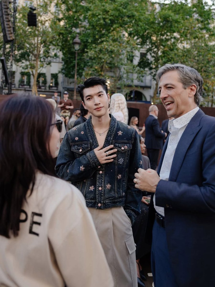Soshi_destiny's tweet photo. @LouisVuitton Thanks @LouisVuitton for having #HIEUTHUHAI in this show. He is so good ❤️‍🔥

HIEUTHUHAI in Paris for LVMenSS26

#HIEUTHUHAIxLVMenSS26 https://t.co/ST1TPXlHlw