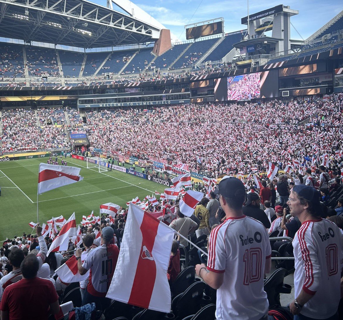 riverhinchadaar's tweet photo. Solo puedo dar gracias a la hinchada. 

Siempre presente con River. 🔴⚪️ https://t.co/XHUOGkMhYF