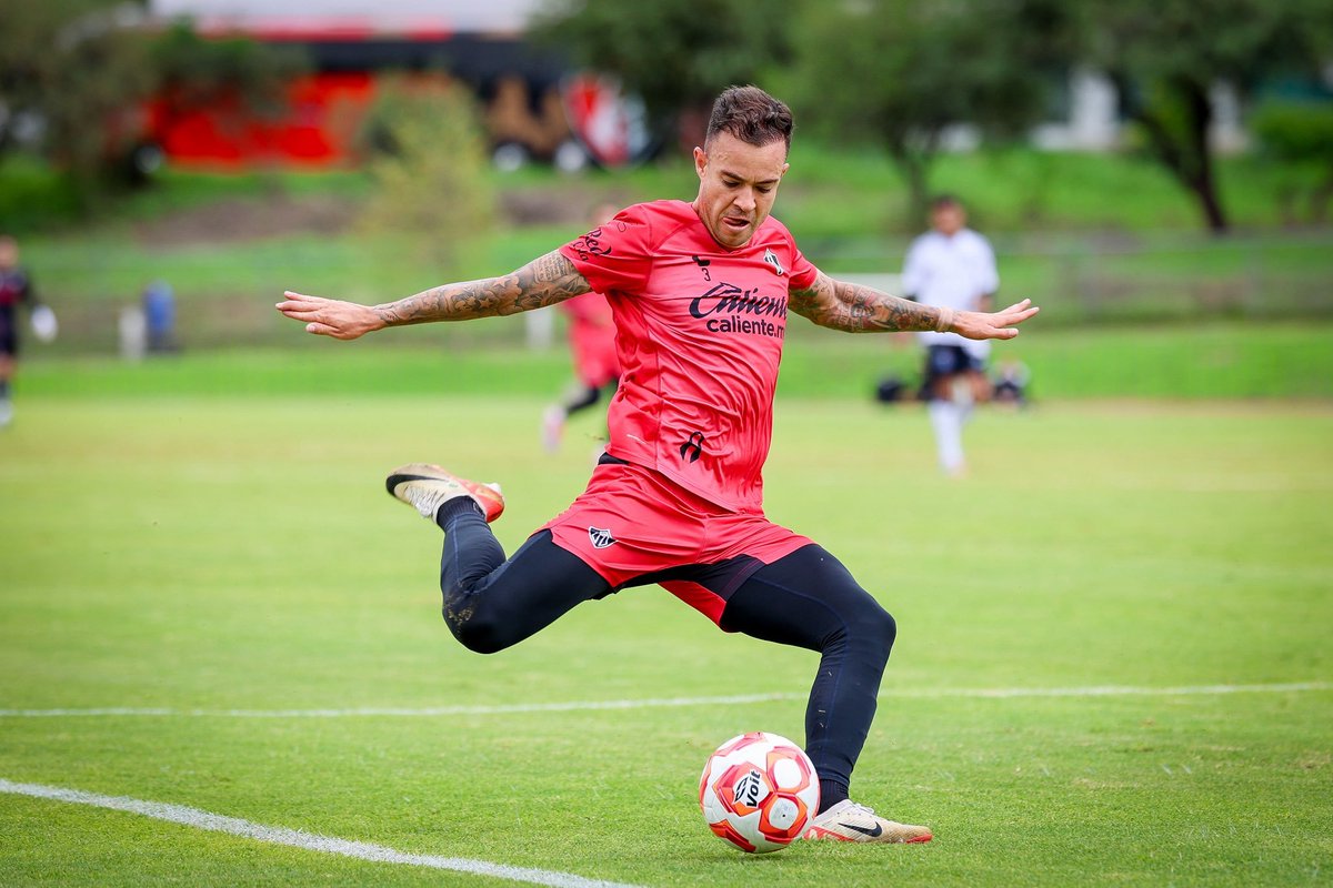 Fue el primero en sumarse al equipo y obviamente sería el primero en anunciarse, apenas se pudiera. Gustavo Ferrareis, el nuevo lateral derecho de #Atlas 
Creo que es una incorporación interesante.