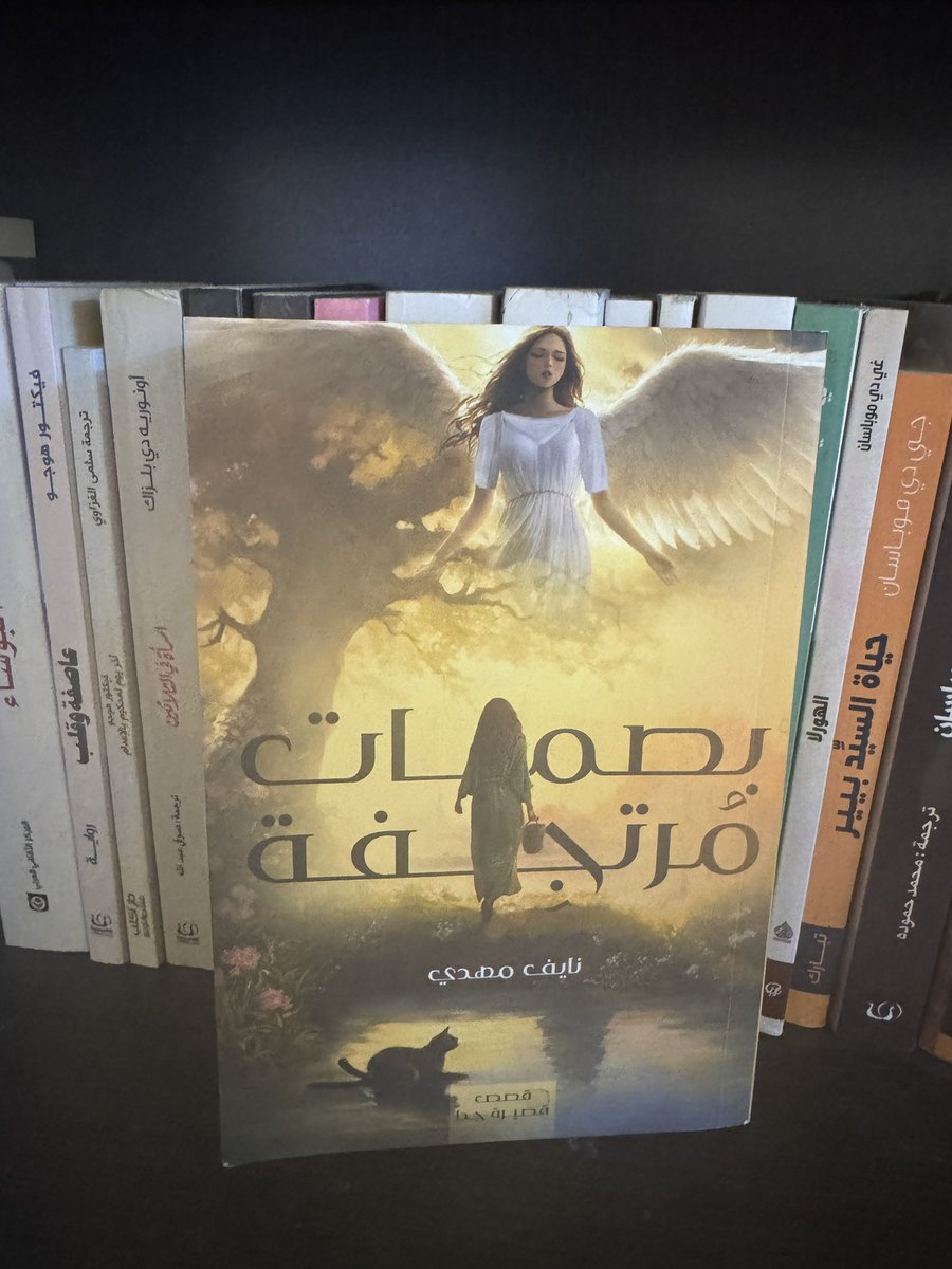 #قصة_قصيرة_جدًا 

صنم 

إنني كائنٌ هش أضخمُ ما فيّ ظلي وتناقضي الذي يؤرقني بين ظهوري وانسحابي، يهابون صريفَ أسناني ورمادَ الغضب الذي يتوزع على ملامحي، ينكسون رؤوسهم اجتنابًا لثورتي التي تهوّلها أذهانهم، وأنكس رأسي أنا الآخر للتخلص من تلك الأحجار المؤذية التي تتسرب إليّ من ثُقب