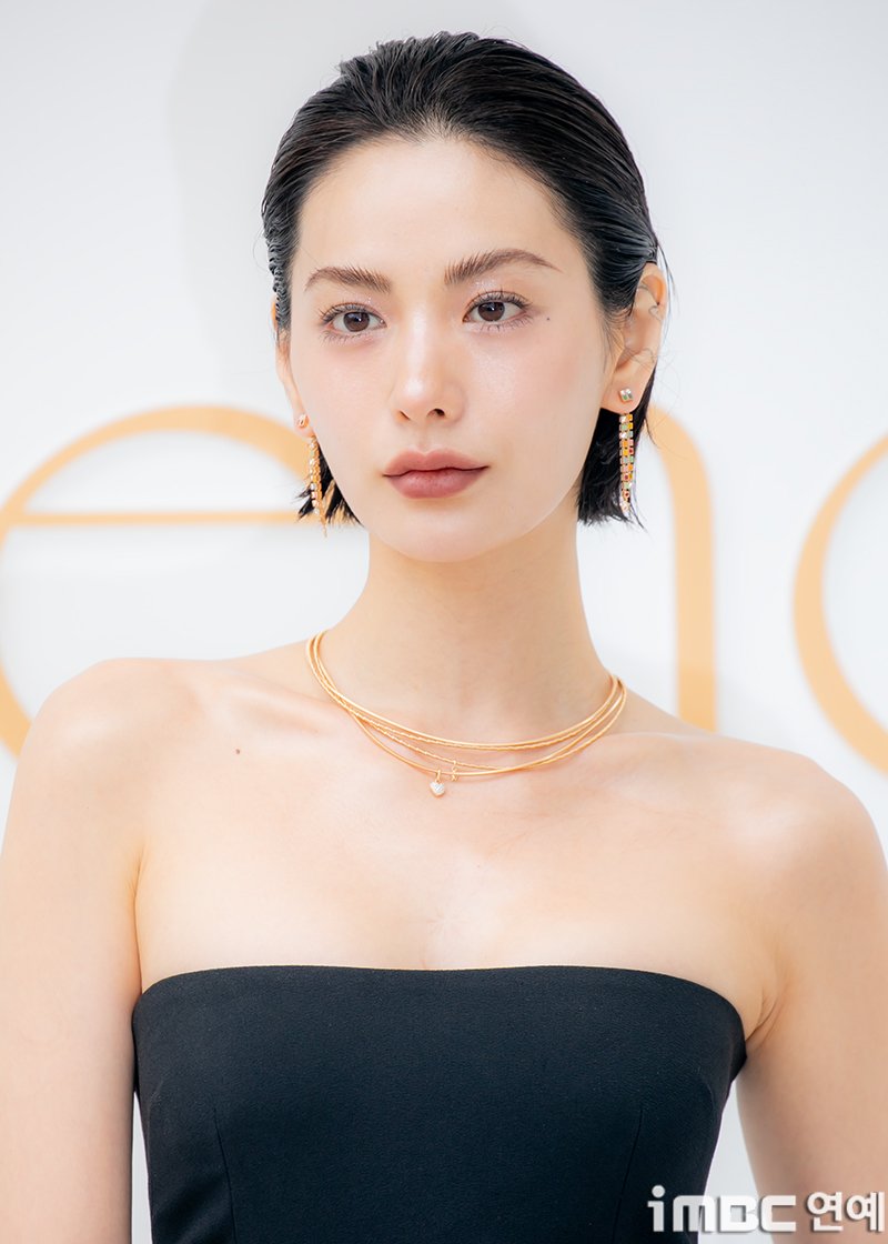 [포토] 나나, 남다른 포스 
#나나 #NANA #벨렌도르프
#Wellendorff #포토콜_250626 [iMBC연예]

나나는 주얼리를 돋보이게 하는 깔끔한 단발 헤어에 블랙 민소매 와이드 원피스로 어깨와 목 라인을 노출. 골드 블랙의 정석 패션을 뽐냈다.

나나는 차분한 모델 모드로 자연스럽게 포즈를 취하며 옅어진