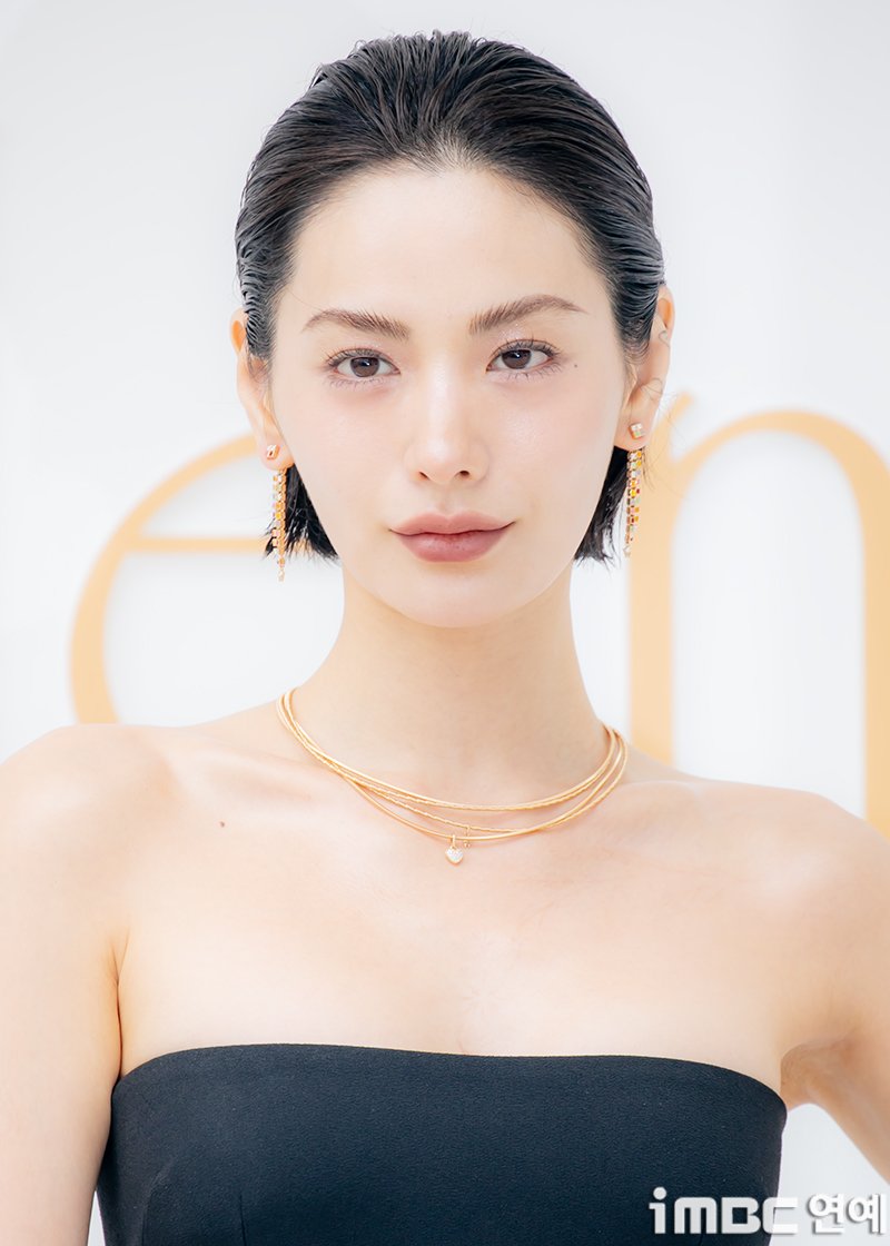 [포토] 나나, 이것이 프로 
#나나 #NANA #벨렌도르프
#Wellendorff #포토콜_250626 [iMBC연예]

나나는 주얼리를 돋보이게 하는 깔끔한 단발 헤어에 블랙 민소매 와이드 원피스로 어깨와 목 라인을 노출. 골드 블랙의 정석 패션을 뽐냈다.

나나는 차분한 모델 모드로 자연스럽게 포즈를 취하며 옅어진