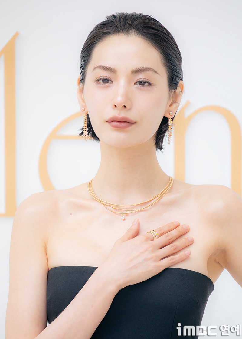 [포토] 나나, 아름답네요 
#나나 #NANA #벨렌도르프
#Wellendorff #포토콜_250626 [iMBC연예]

나나는 주얼리를 돋보이게 하는 깔끔한 단발 헤어에 블랙 민소매 와이드 원피스로 어깨와 목 라인을 노출. 골드 블랙의 정석 패션을 뽐냈다.

나나는 차분한 모델 모드로 자연스럽게 포즈를 취하며 옅어진