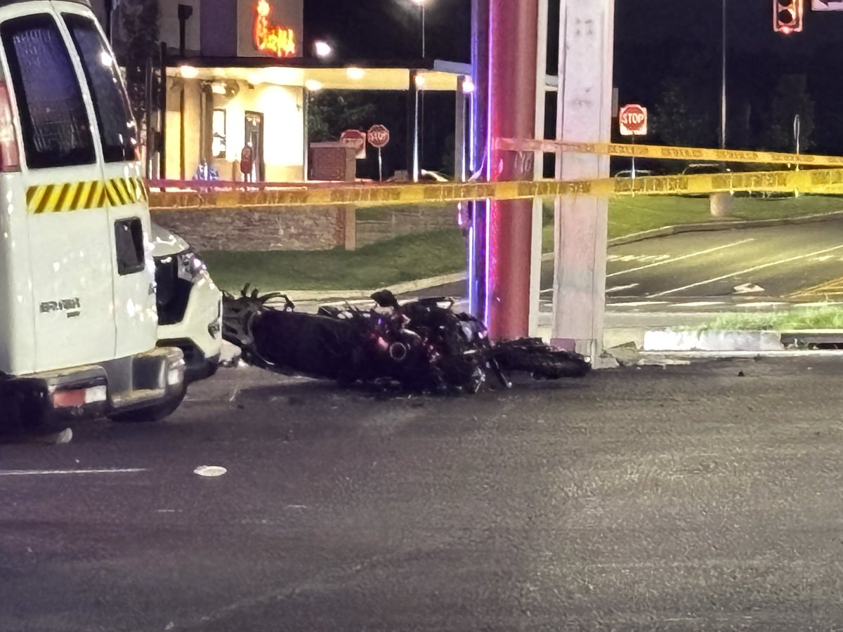jorgea_glez's tweet photo. Está noche se reportó un accidente de carácter fatal en el Roosevelt BLVD al noreste de Philadelphia. Una motocicleta con dos pasajeros abordo chocó dos autos provocándole la muerte a estos. La policía investiga. https://t.co/lG2U247iGj