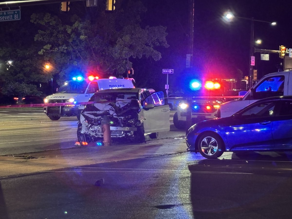jorgea_glez's tweet photo. Está noche se reportó un accidente de carácter fatal en el Roosevelt BLVD al noreste de Philadelphia. Una motocicleta con dos pasajeros abordo chocó dos autos provocándole la muerte a estos. La policía investiga. https://t.co/lG2U247iGj