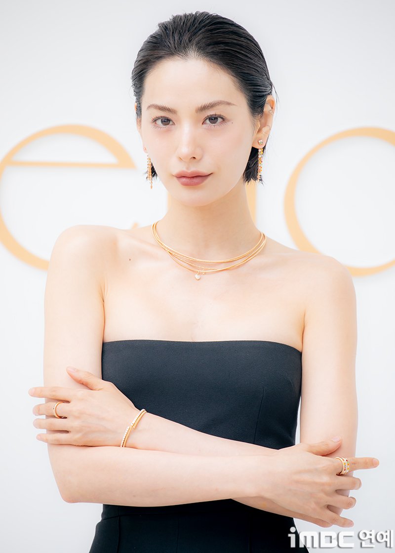 [포토] 나나, 각도무시 미모 
#나나 #NANA #벨렌도르프
#Wellendorff #포토콜_250626 [iMBC연예]

나나는 주얼리를 돋보이게 하는 깔끔한 단발 헤어에 블랙 민소매 와이드 원피스로 어깨와 목 라인을 노출. 골드 블랙의 정석 패션을 뽐냈다.

나나는 차분한 모델 모드로 자연스럽게 포즈를 취하며