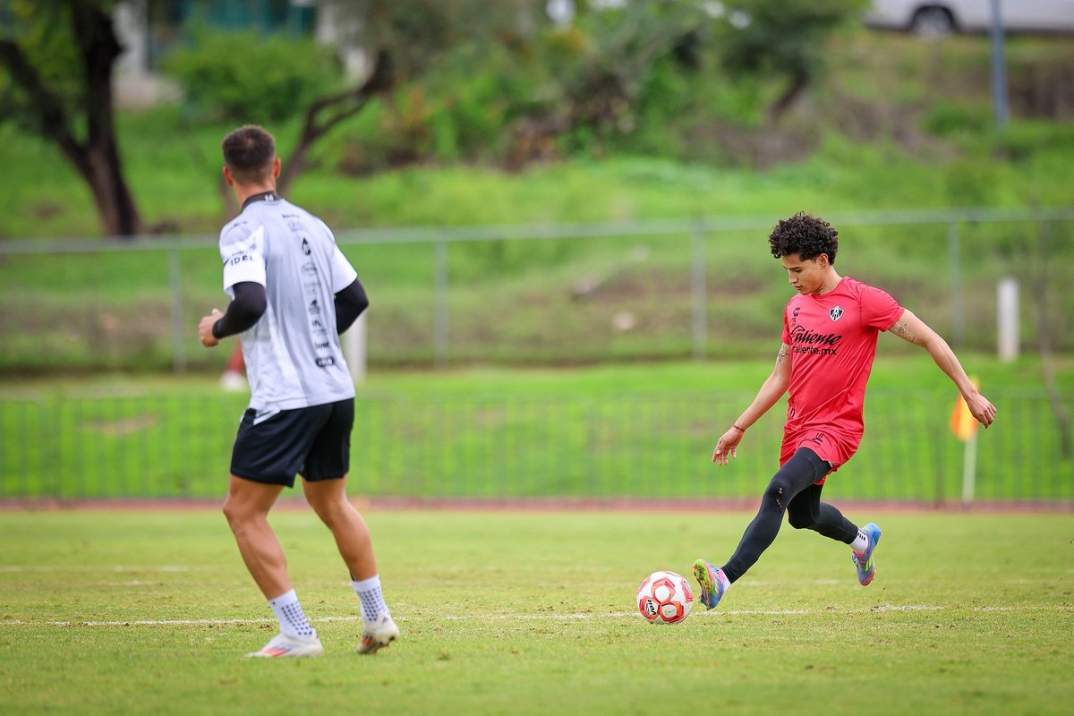 Tal cual se los dije, #Atlas jugó vs Querétaro con todo y Jeremy Márquez.
Los #rojinegros ganaron 5-2, con goles de: Eduardo Aguirre, Aldo Rocha, Carlos Robles (2), Alonso Ramírez.
Su siguiente amistoso, será el sábado en La Academia vs Atl. de San Luis.