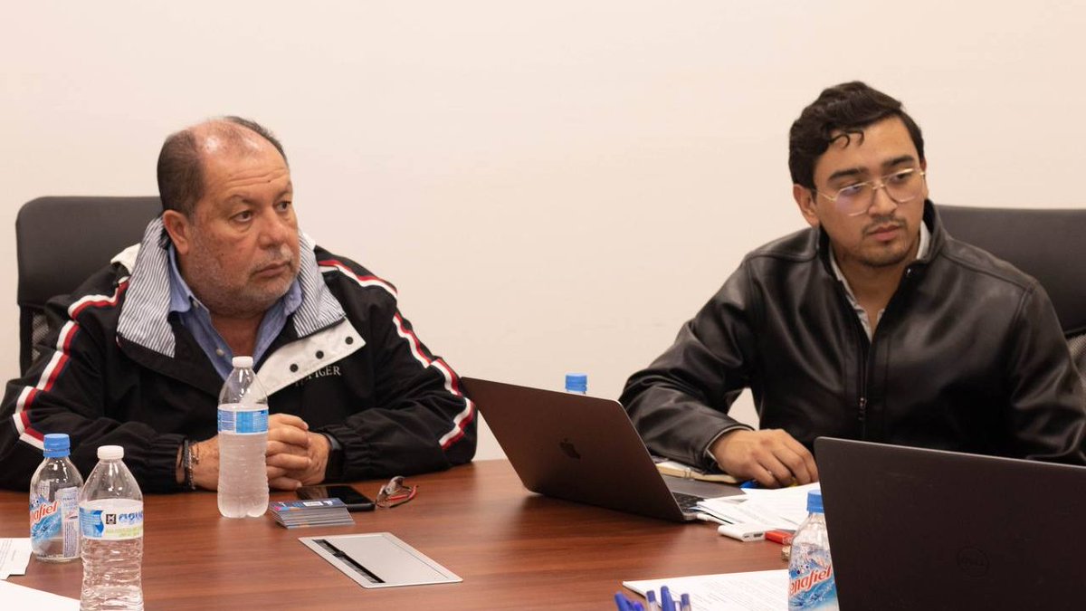 PresidenciaSjr's tweet photo. El trabajo en equipo es clave para avanzar.
Hoy llevamos a cabo una mesa de trabajo encabezada por nuestro jefe de Gabinete, Gabriel Figueroa, enfocada en la integración de mecanismos para la participación ciudadana y su alineación con la Ley para la Participación Ciudadana del Estado de Querétaro. En esta jornada participaron representantes del Órgano Interno de Control, la Secretaría del Ayuntamiento, Obras Públicas y Desarrollo Social, con el objetivo de reforzar los procesos que nos acercan más a la gente y fortalecen el gobierno abierto.

Porque San Juan se construye todos los días con diálogo, coordinación y resultados. 💪
#LegadoDeBienComún