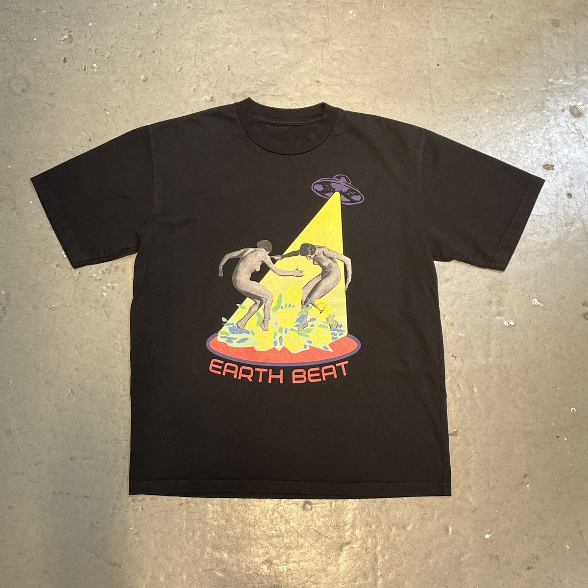 CYDERHOUSEのTシャツです。いつの時代も何かに抵抗したり反対したりする人々は地団駄を踏み大地にビートを刻む。そうやって自分たちの環境を変えてきた。そんな最中にも未確認飛行物体はアブダクションを繰り返し自分達の仕事を全うする。嘲笑うかのように。受注販売してます

cidermouse.stores.jp/items/6854c8aa…
