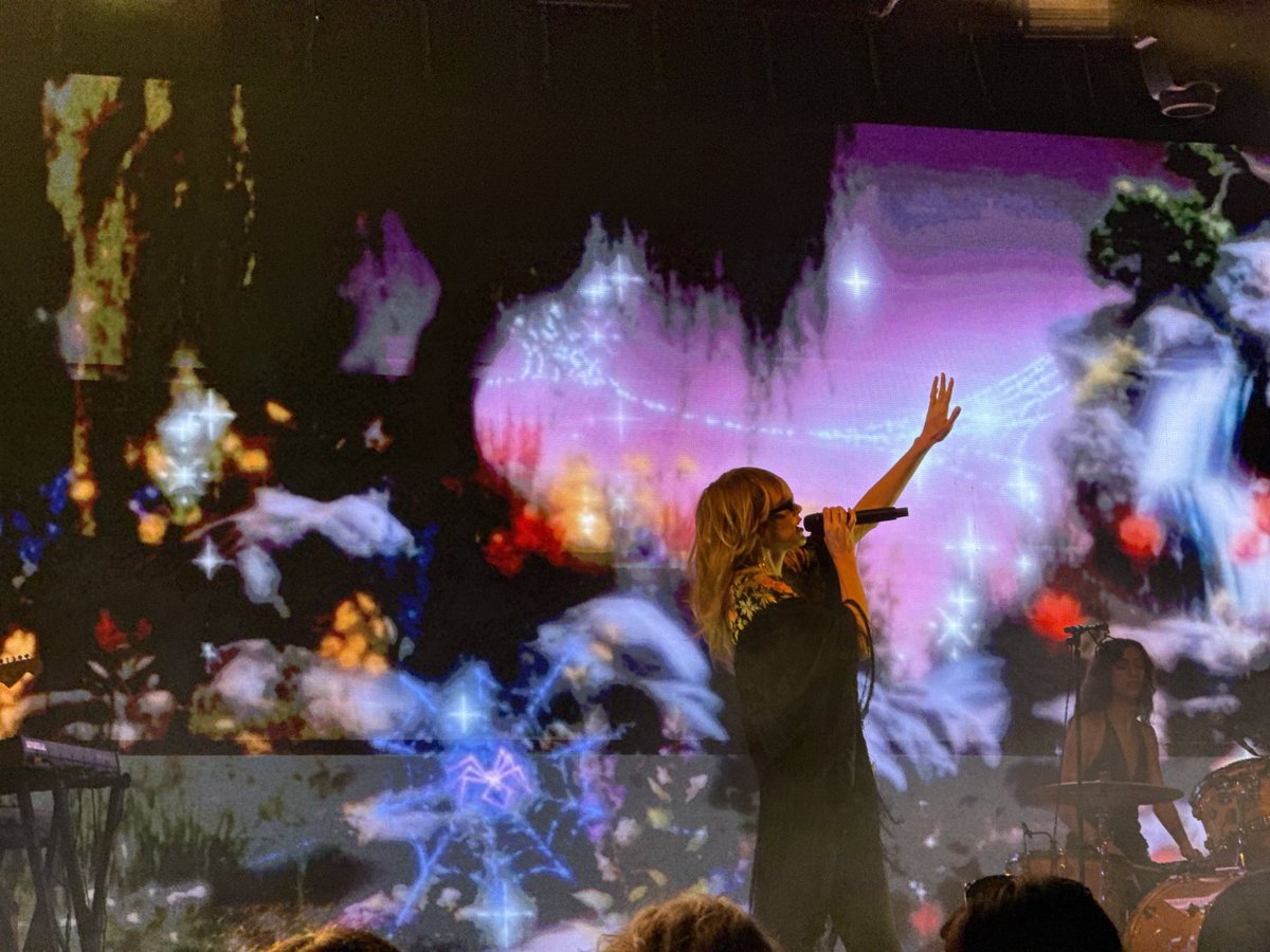 stephiegal's tweet photo. Suki Waterhouse #somewherefest https://t.co/tDpf2HsHdt