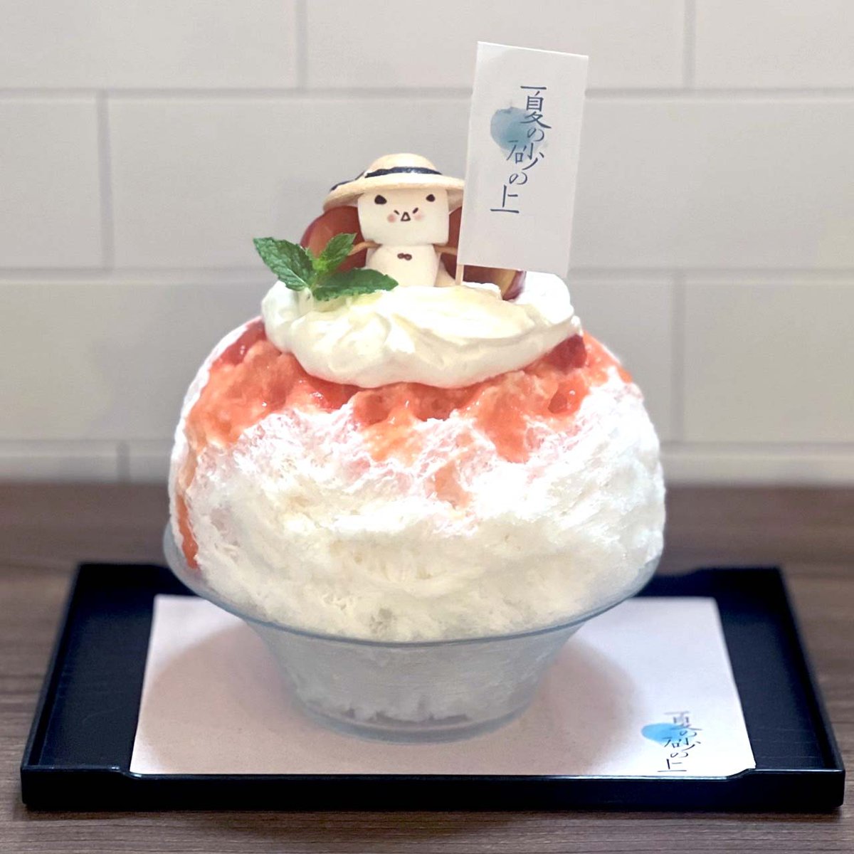 ┈🍃映画『夏の砂の上』┈┈
　𝙲𝙾𝙻𝙻𝙰𝙱𝙾𝚁𝙰𝚃𝙸𝙾𝙽 𝚂𝚆𝙴𝙴𝚃𝚂

“坂”の多い街・長崎、
“坂の上“にある治の家、
そして劇中で #髙石あかり さん演じる優子が
“すもも”🍑を食べるシーンにちなんで…

東京・湯島の“坂の上“にある
#サカノウエカフェ さんの夏季限定メニュー