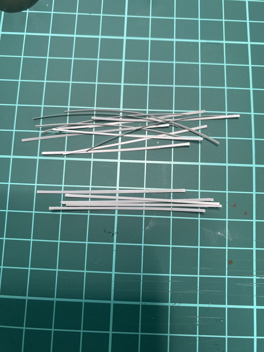 TUL3IqRxy5fbIm5's tweet image. 月例会製作記(2) ギガント
着陸灯にLEDを仕込みました。翼端は取り外し式にしましたので磁石でon、offが出来るLEDを仕込みました。主翼は細切りプラペーパーを貼ってリブを表現してみました。