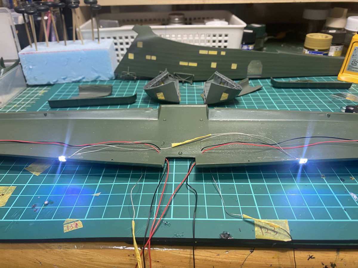 TUL3IqRxy5fbIm5's tweet image. 月例会製作記(2) ギガント
着陸灯にLEDを仕込みました。翼端は取り外し式にしましたので磁石でon、offが出来るLEDを仕込みました。主翼は細切りプラペーパーを貼ってリブを表現してみました。