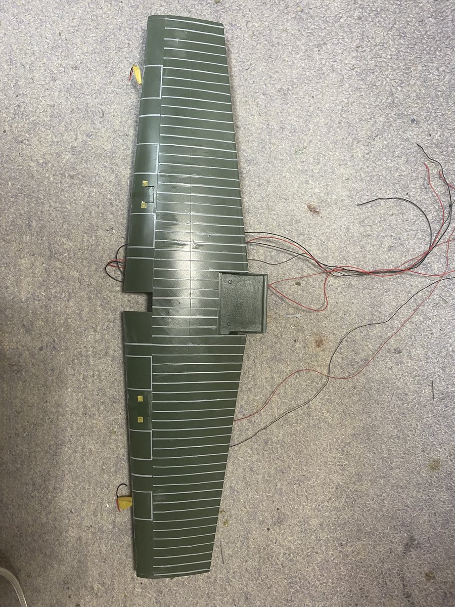 TUL3IqRxy5fbIm5's tweet image. 月例会製作記(2) ギガント
着陸灯にLEDを仕込みました。翼端は取り外し式にしましたので磁石でon、offが出来るLEDを仕込みました。主翼は細切りプラペーパーを貼ってリブを表現してみました。