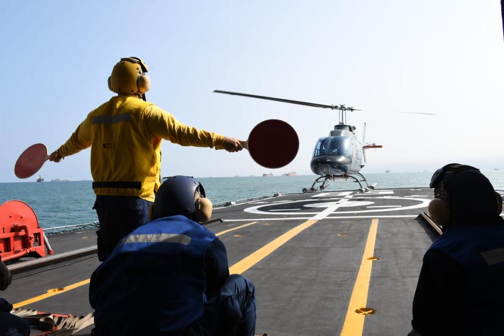 naval_peru's tweet photo. #MGPNoticias Como parte del entrenamiento entre fuerzas navales, el #BAPTacna y el #BAPQuiñones realizaron operaciones de posamiento y decolaje con helicóptero, así como, maniobras de reaprovisionamiento logístico en la mar, mostrando un alto nivel de alistamiento y entrenamiento https://t.co/uVGNOrNDPr