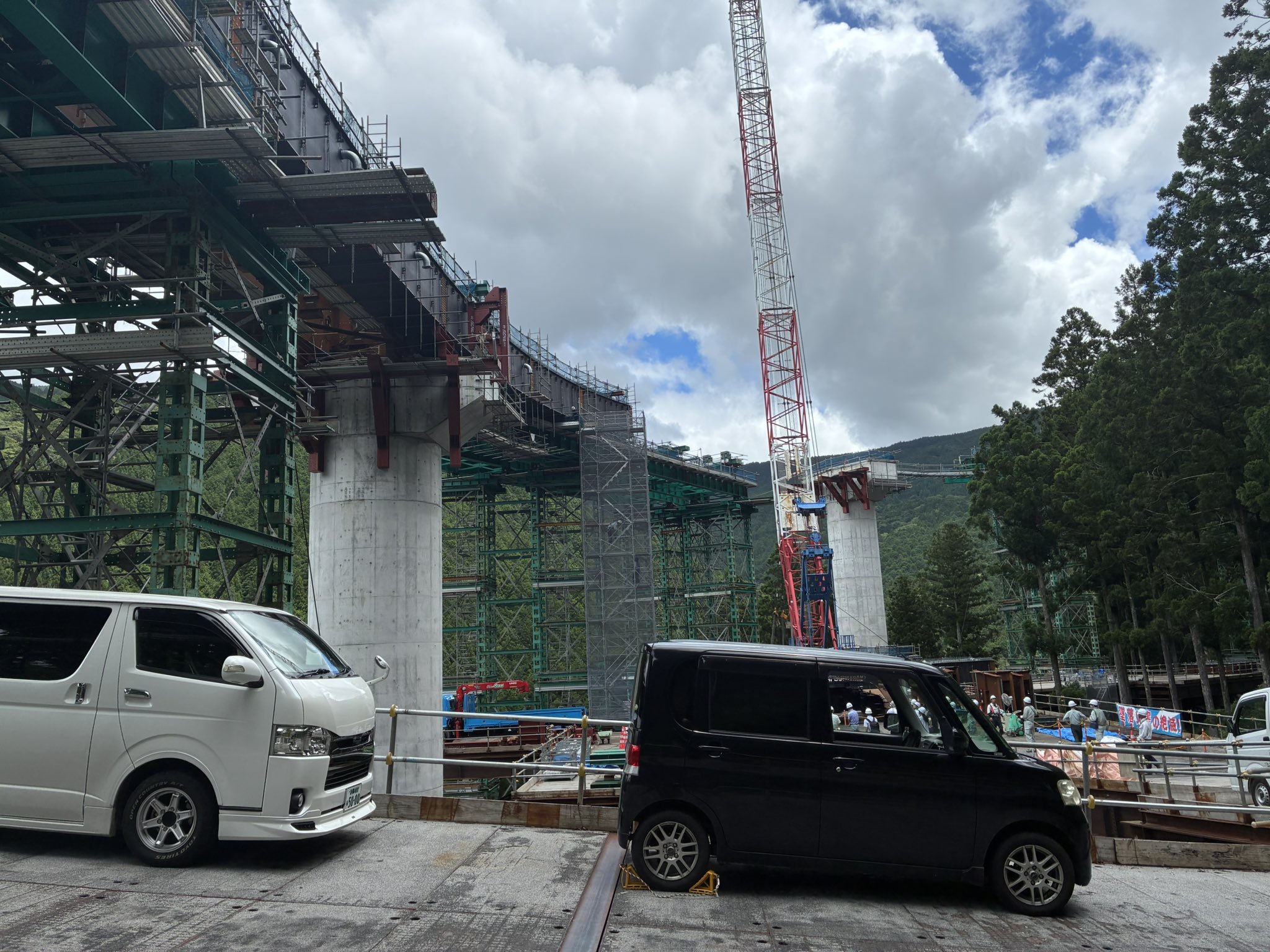 高橋　 大阪市大正区にある高い橋。橋の下には渡船。【大阪市大正区