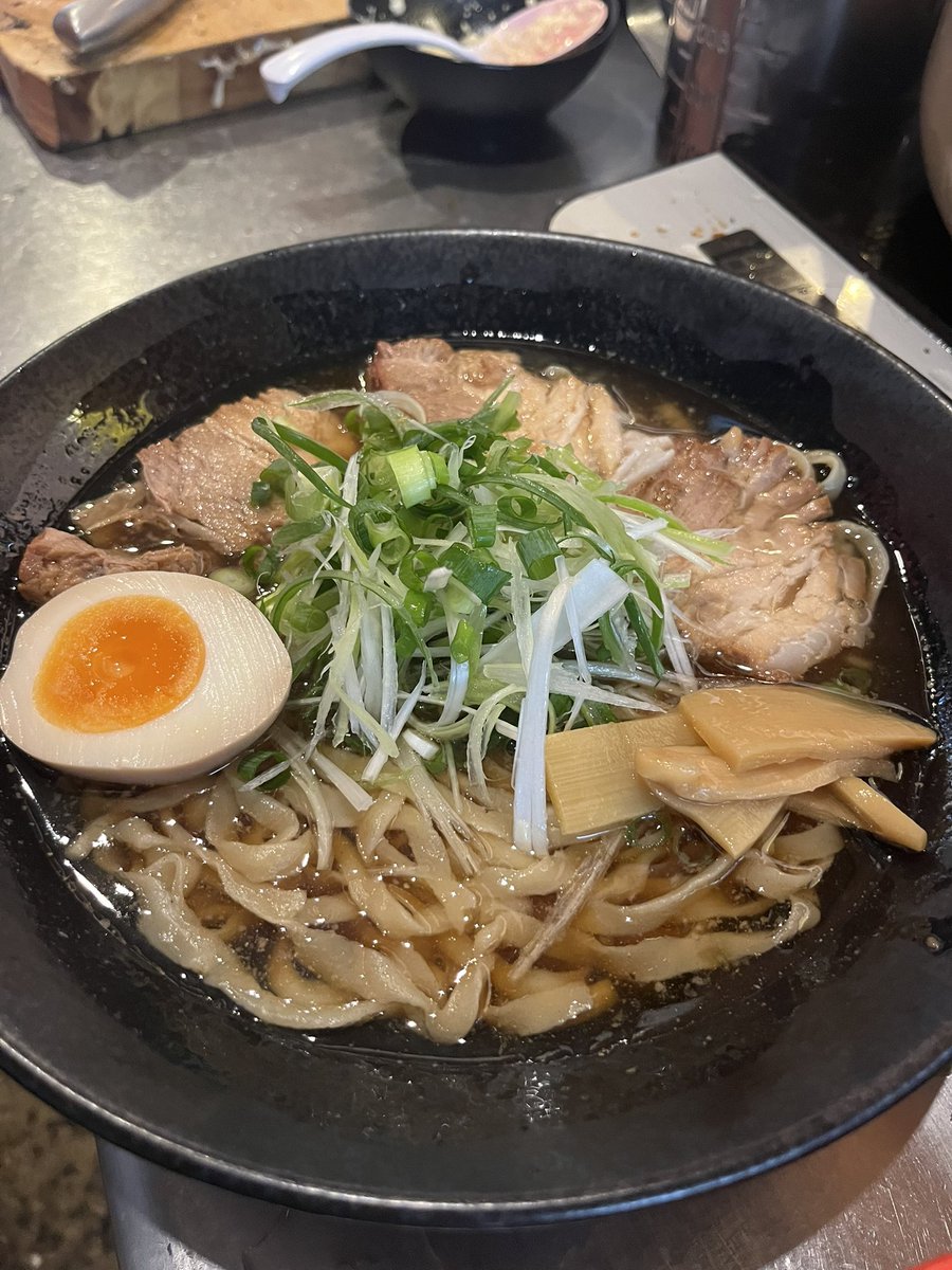 ebisubutamen's tweet photo. 恵比寿ブタメンに中華そばが仲間入り！
朝ラーで大人気だったあの味にアレンジが加わりネギたっぷりの豪華な中華そば。

自由にトッピング可能なのもブタメンならでは！！

是非一度お試しください😊 https://t.co/jhtQfTKo3C
