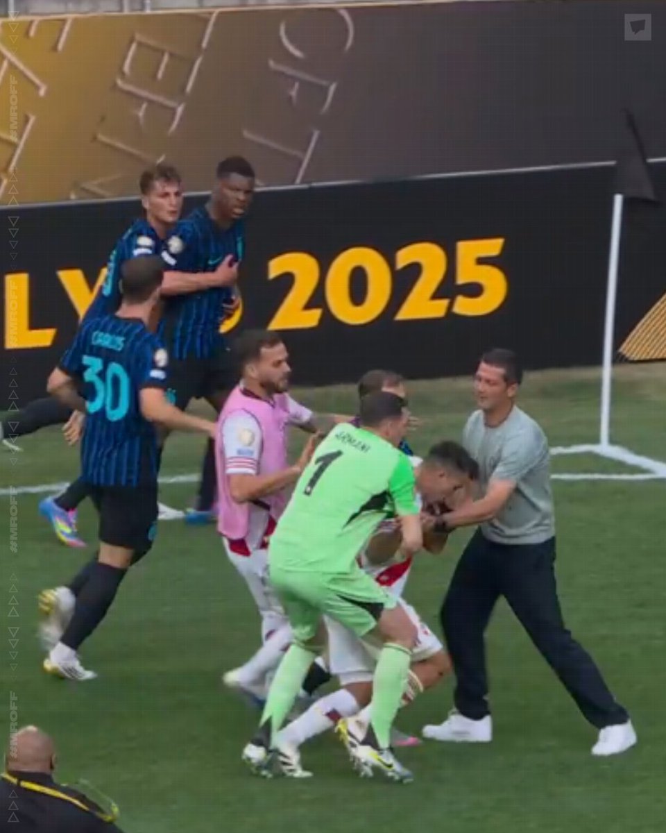 La cultura de "matoncitos de barrio" de los argentinos que cada q pierden terminan golpeando, braviando, insultando y yendo a pelear es el pan de cada día. 

¡Dan es vergüenza!
#RiverPlate #MundialDeClubes

#MundialDeClubes2025