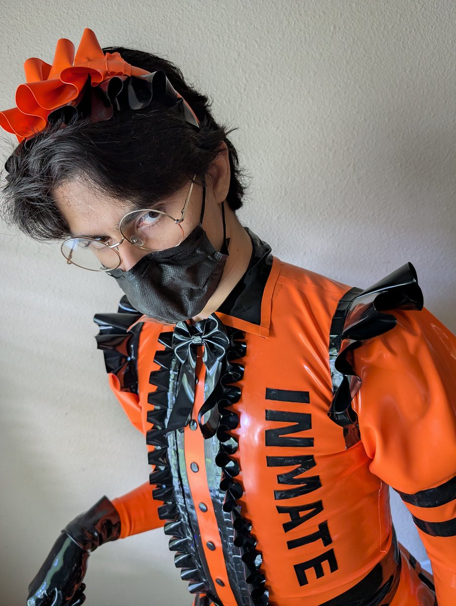 you may have missed it, but this maid outfit does indeed come with a headdress. headpiece. head adornment. whatever you call it. it is way too small. It will probably have some sort of boning to increase the volume next time.