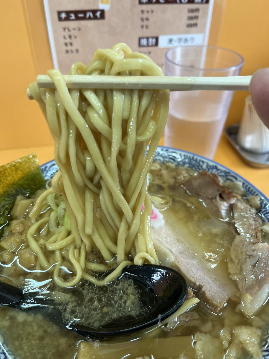 MONOkatsu's tweet photo. メニュー変更前滑り込みで
#Akkey さんへ
やはり最後は1番に衝撃を受けたAkkeyラーメンを
初めて背脂TPしたけど大分印象が変わって滑らかな味わいになる😳
これも抜群にうまい😆👍
相変わらず麺ももちもちでコシがあって美味いなぁ〜🤣
今日も美味しくいただきました😊
新メニュー楽しみにしてます🥰 https://t.co/55sd0TGxJu