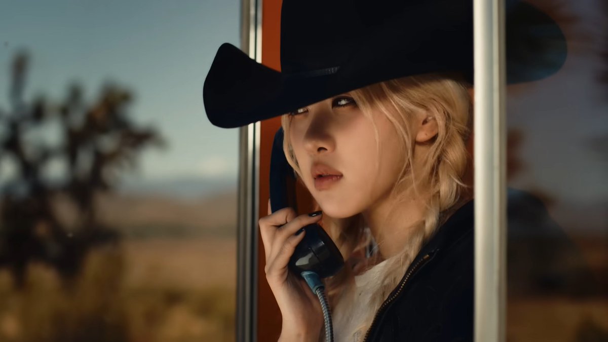 TheePopCore's tweet photo. ROSÉ is serving sunlit chic and that unmistakable cool-girl edge in the new BLACKPINK DEADLINE World Tour trailer. https://t.co/rz5SdGxkjs