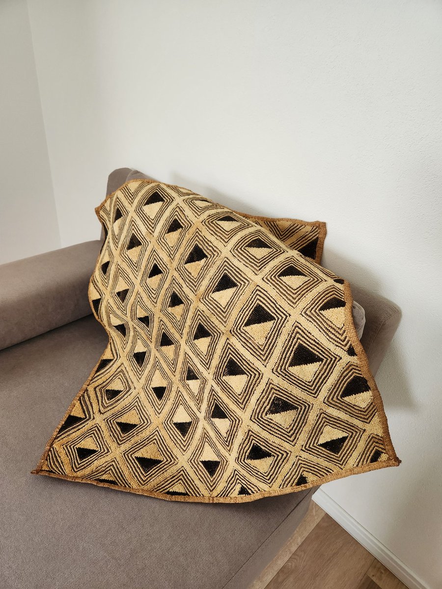 前々からお迎えしたかったクバクロスがついにうちに来た。輸入品の独特な香りがして勝手に現地を思いを馳せてる👌🏻´-
手織りの味がある幾何学模様がとてもすてき。