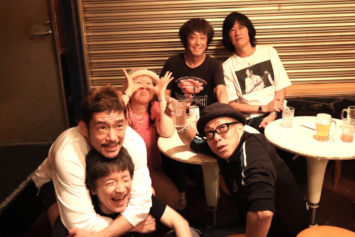 昨晩の緊急ナイト！

Love! LOVE! LOOooVE!!
な！
宴

いろいろ
おもしろかった！！

わざわざお越しの皆様！ありがとうございます！！

で、久しぶりの集合写真！