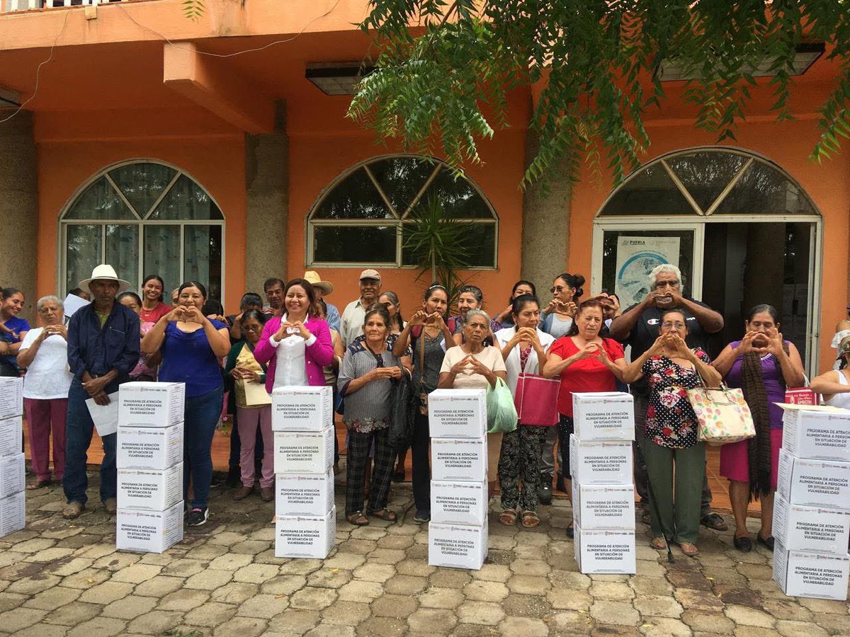 Ayun_Tecomatlan's tweet photo. #DIFMunicipal||
|| Ante la presencia de la delegada del DIF en Acatlán de Osorio, Lic. Gudalupe Lucero, se realizó la entrega de despensas a todos los beneficiarios de los programas que brinda esta dependencia de manera directa y sin intermediarios.
#ParaContinuarProgresando https://t.co/PaSzZjT81M