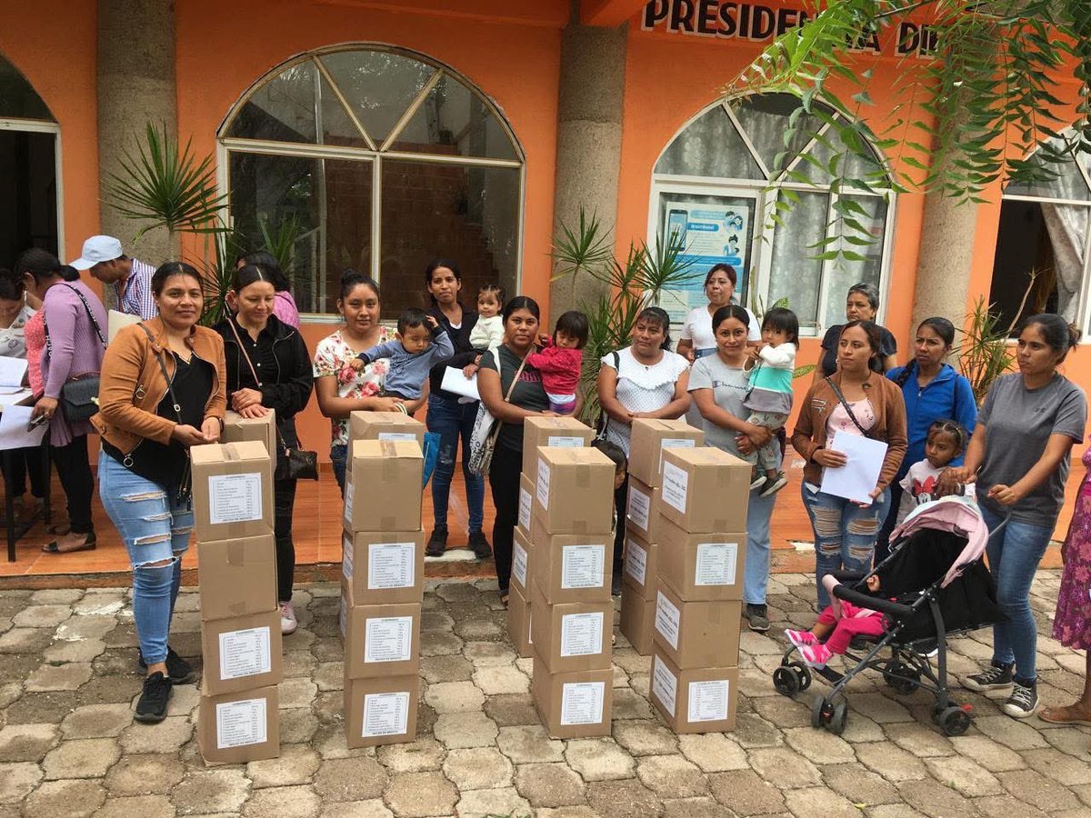 Ayun_Tecomatlan's tweet photo. #DIFMunicipal||
|| Ante la presencia de la delegada del DIF en Acatlán de Osorio, Lic. Gudalupe Lucero, se realizó la entrega de despensas a todos los beneficiarios de los programas que brinda esta dependencia de manera directa y sin intermediarios.
#ParaContinuarProgresando https://t.co/PaSzZjT81M
